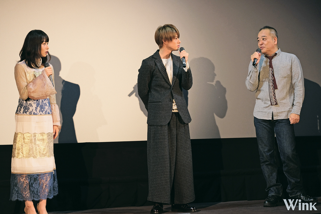 左から、桜井日奈子さん、平野紫耀さん、佐藤祐市監督